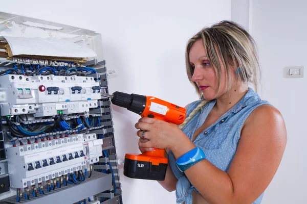 Eletricista feminina trabalhando — Fotografia de Stock