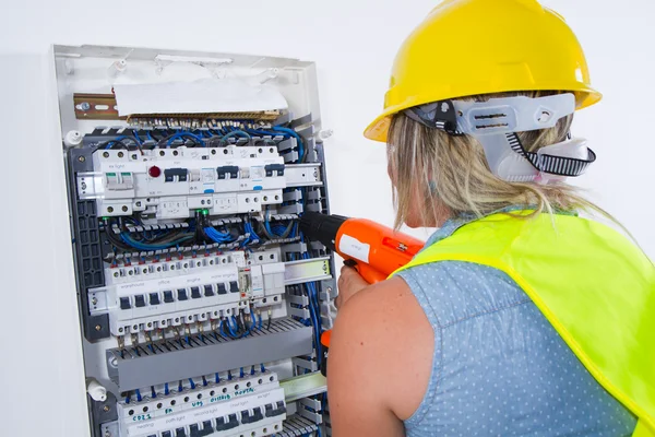 Elettricista femminile che lavora — Foto Stock