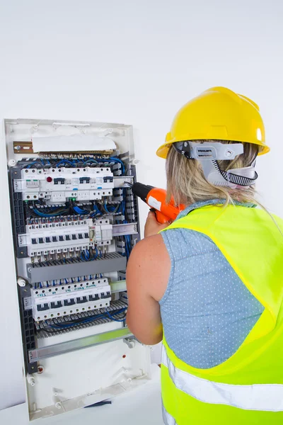 Çalışan kadın elektrikçi — Stok fotoğraf
