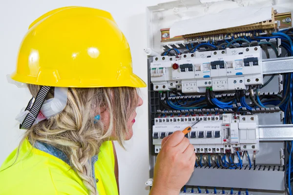 Eletricista feminina trabalhando — Fotografia de Stock