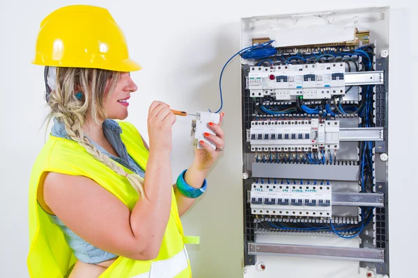 Eletricista feminina trabalhando — Fotografia de Stock