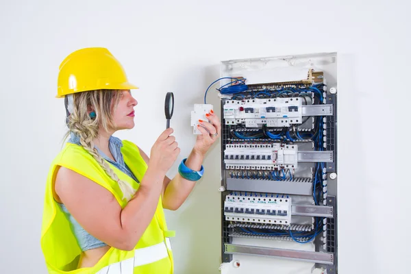 Çalışan kadın elektrikçi — Stok fotoğraf