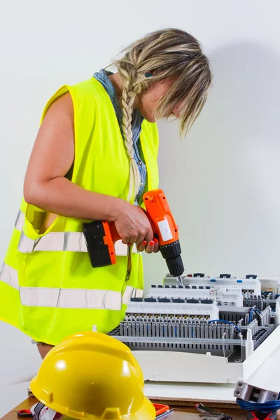 Eletricista feminina trabalhando — Fotografia de Stock