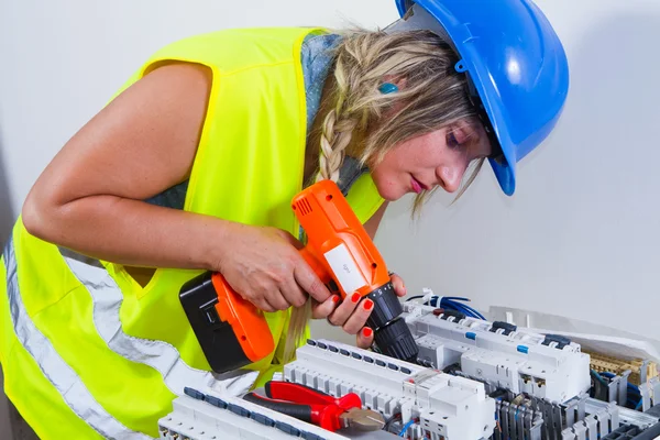 Eletricista feminina trabalhando — Fotografia de Stock