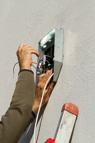 Ekipman sabitleme elektrikçi — Stok fotoğraf