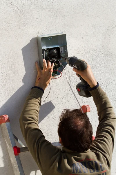 Elektrikář na zařízení — Stock fotografie