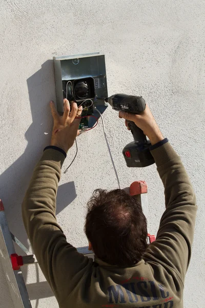 Elektricien vaststelling van apparatuur — Stockfoto