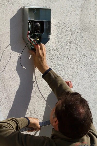 Elektricien vaststelling van apparatuur — Stockfoto