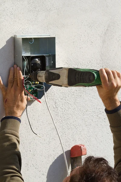 Elektricien vaststelling van apparatuur — Stockfoto