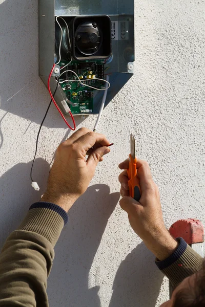 Elektricien vaststelling van apparatuur — Stockfoto