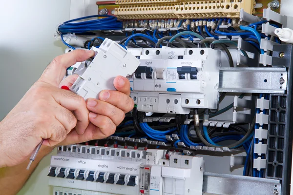 Electricista masculino trabajando Imágenes de stock libres de derechos