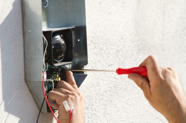 Ekipman sabitleme elektrikçi