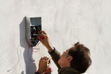 Ekipman sabitleme elektrikçi