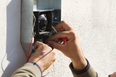 Ekipman sabitleme elektrikçi