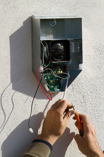 Ekipman sabitleme elektrikçi — Stok fotoğraf
