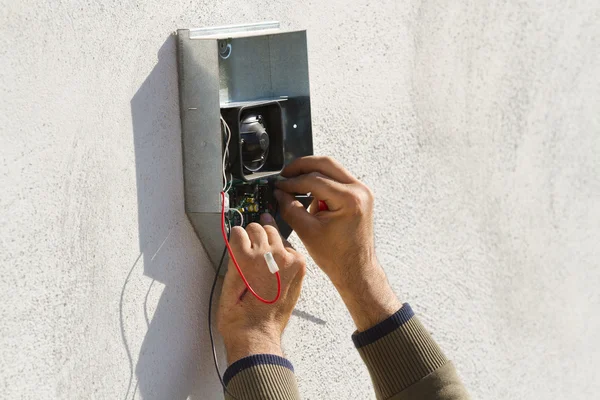 Elektricien vaststelling van apparatuur — Stockfoto