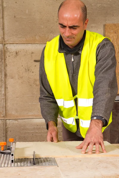 Tischler bei der Arbeit — Stockfoto