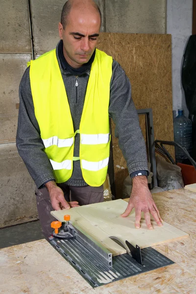 Tischler bei der Arbeit — Stockfoto