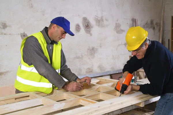 Joiners masculinos trabalhando — Fotografia de Stock