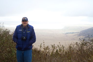 Turist üzerinde arka plan Ngorongoro krateri