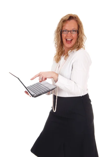 Mujer de negocios riendo de portátil . — Foto de Stock