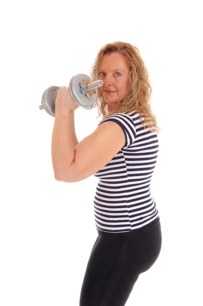 Vrouw training met halters. — Stockfoto