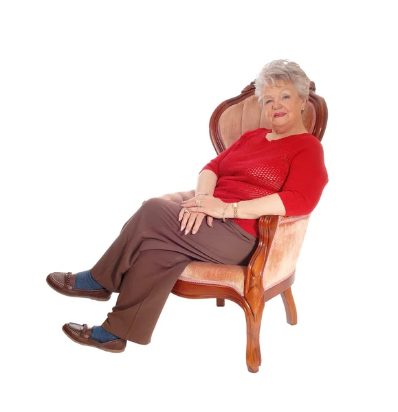 Senior dam vilar i fåtölj. — Stockfoto