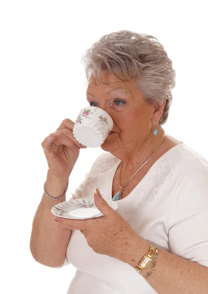Старшая женщина пьет кофе. — стоковое фото