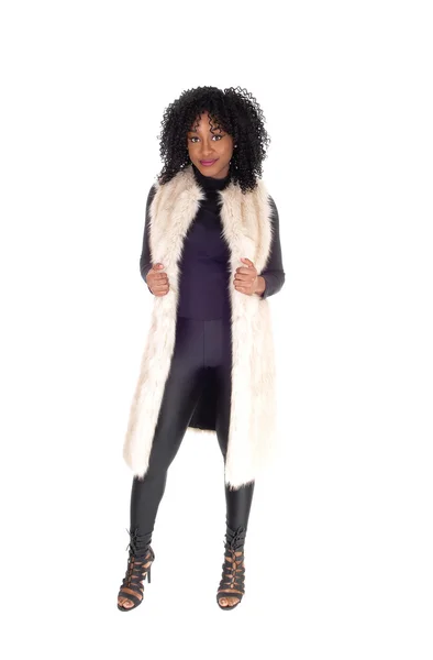 毛皮のコートでアフリカ系アメリカ人の女性. — ストック写真