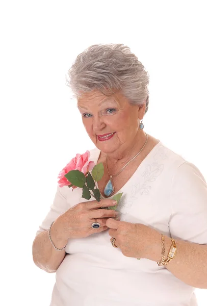 年配の女性がピンクのバラを保持. — ストック写真