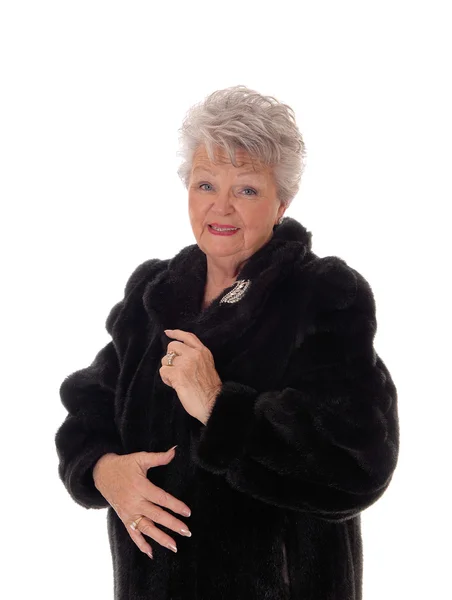 Donna anziana in pelliccia nera . — Foto Stock