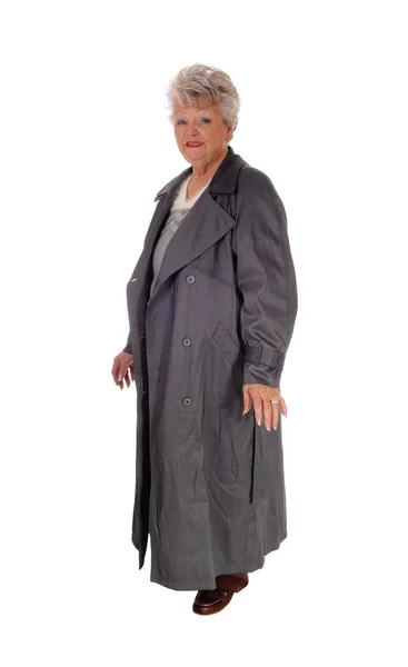 Äldre kvinna som står i en lång päls. — Stockfoto