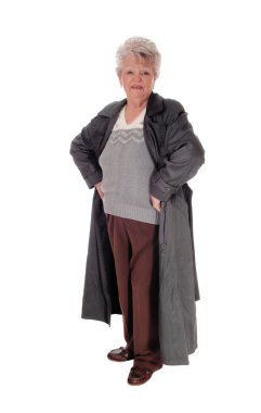 Bir ceket duran üst düzey kadın.