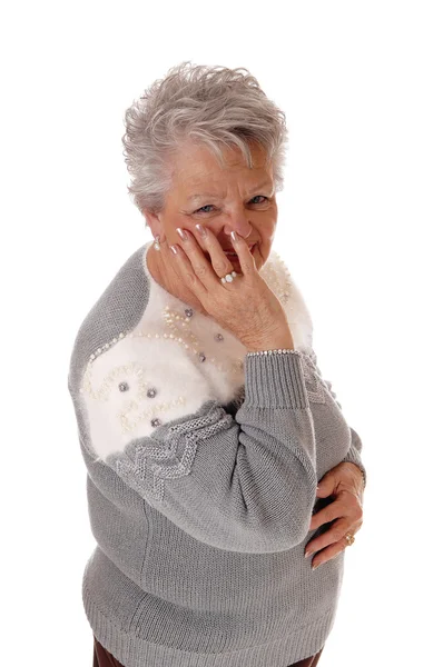 Старшая женщина держит руку на лице . — стоковое фото