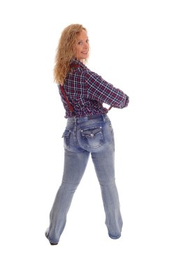 Orta yaş kadın arkadan ayakta.