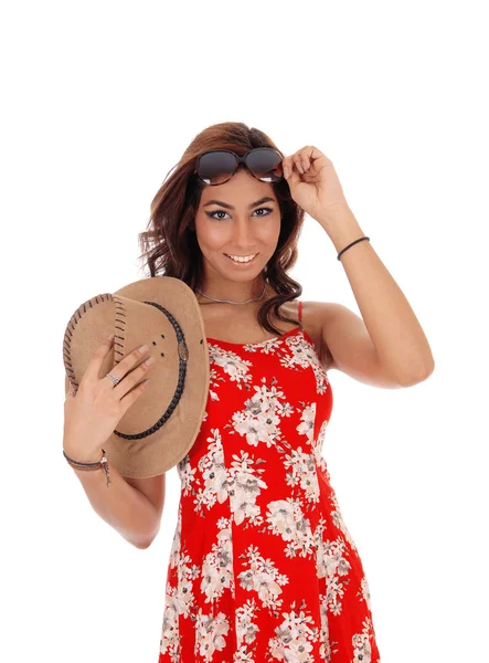 Mujer joven sosteniendo un sombrero marrón . — Foto de Stock