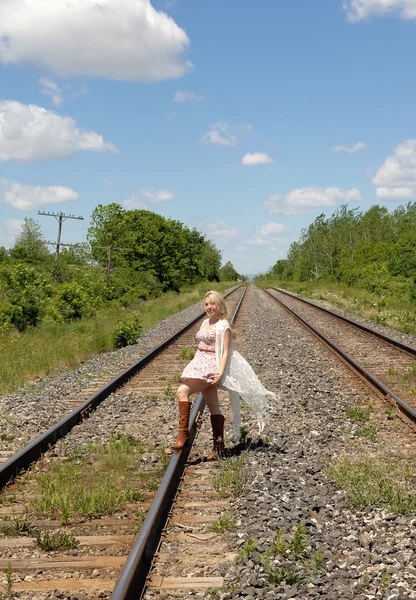 Mooie vrouw lopen op de spoorlijn vrachtwagen. — Stockfoto