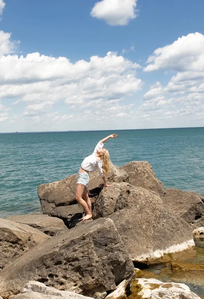 Jeune femme debout sur le grand rocher — Photo