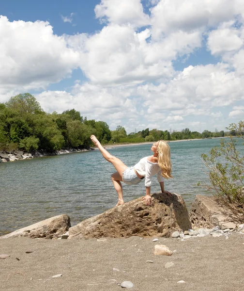 호수에 운동 하는 젊은 여자. — 스톡 사진