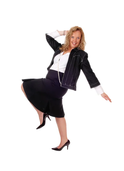 Frau tanzt in Rock und Jacke. — Stockfoto