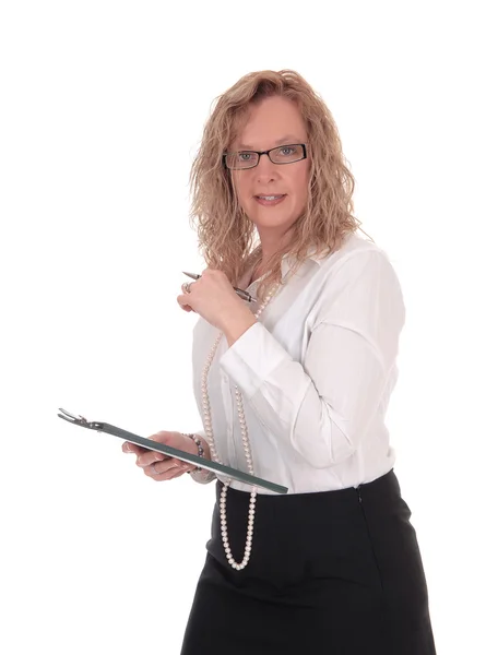 Geschäftsfrau mit Brille und Klemmbrett. — Stockfoto