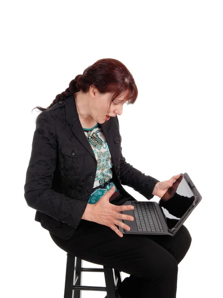 Frau fragt sich, was auf dem Laptop ist. — Stockfoto