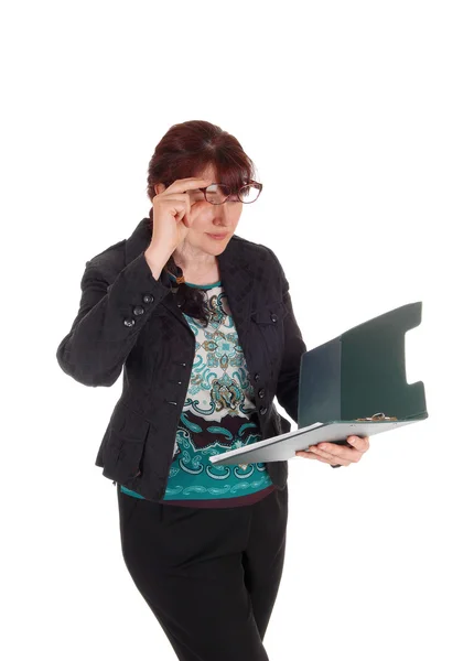 Mujer de negocios mirando en su portapapeles . —  Fotos de Stock