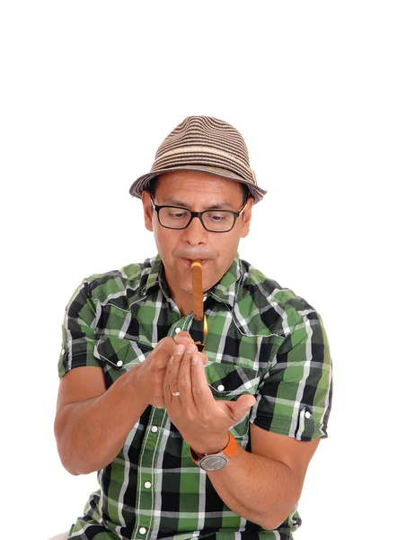Hispanic man lightning his cigar. — Stock Photo, Image