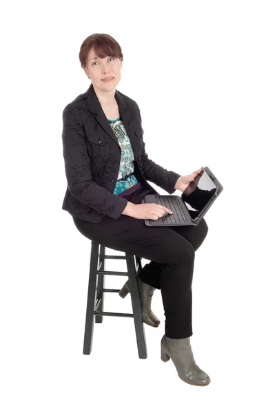 Nő ül egy laptop, az ölében. — Stock Fotó