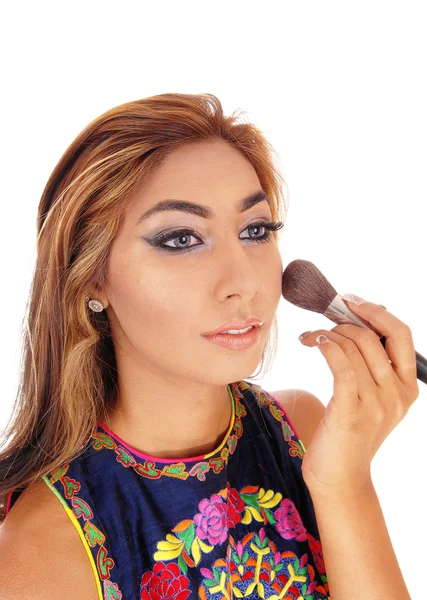 Vrouw make-up aanbrengen op gezicht. — Stockfoto