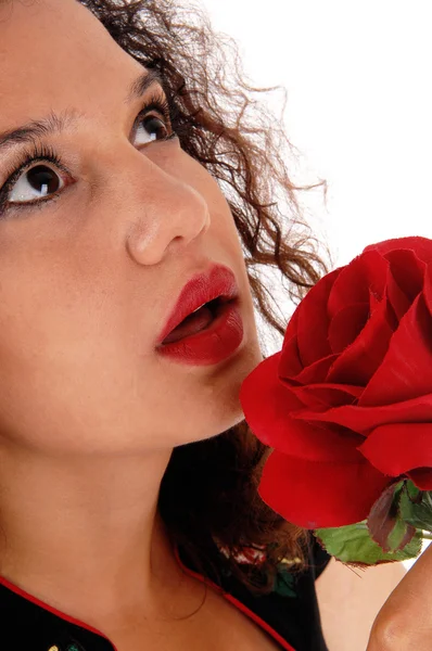 Gesicht einer Frau mit roter Rose. — Stockfoto