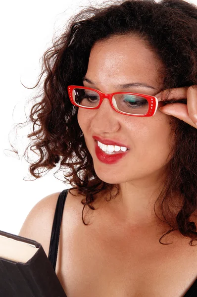 Närbild av kvinna med röda glasögon. — Stockfoto