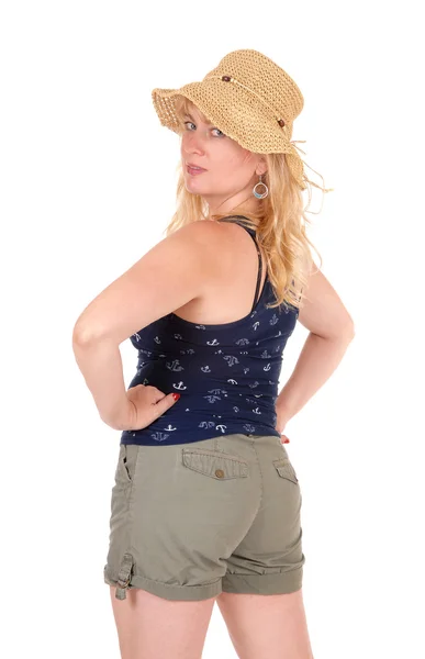 Frau in kurzen Hosen und Strohhut. — Stockfoto