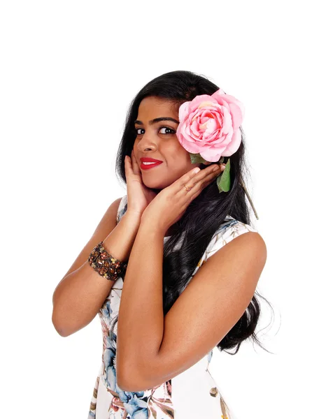 Mujer india bonita con rosa rosa . — Foto de Stock